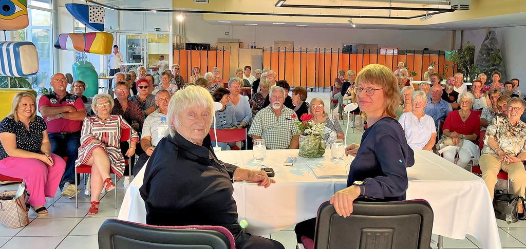 Carmen-Maja (links) und Jennipher Antoni lasen in Tangerhütte gewitzte Geschichten übers Älterwerden.