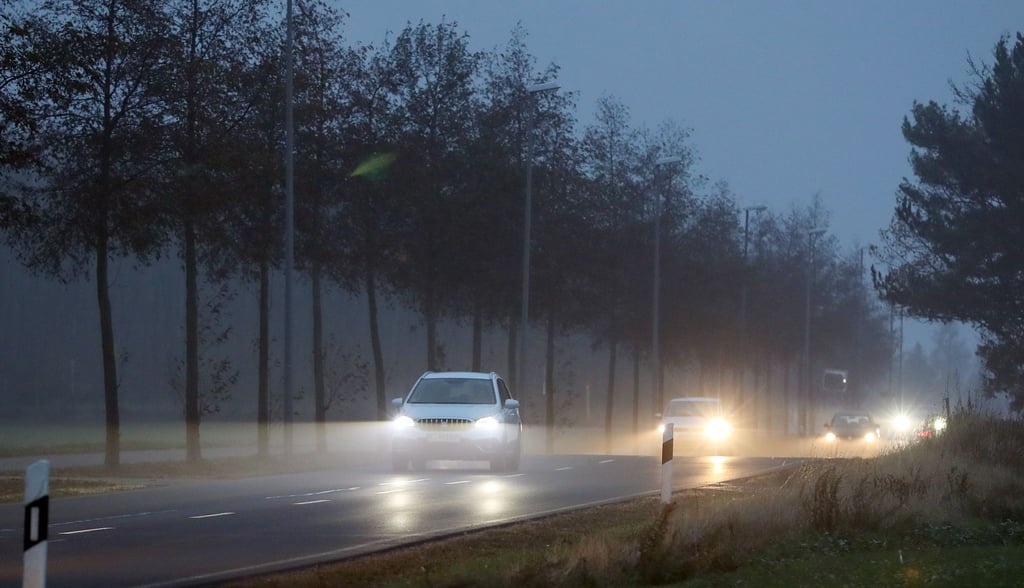 Kürzere Tage und herbstliches Wetter verschlechtern die Sicht beim Autofahren. Dann besonders wichtig: ausreichend Abstand halten.