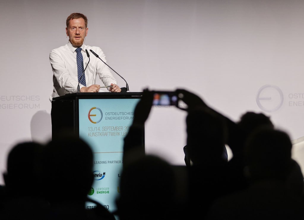 Sachsens Ministerpräsidenten Michael Kretschmer spricht in Leipzig.