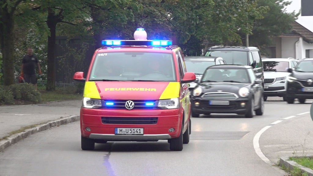 Eine individuell einsetzbare mobile Sirene mit Magnethalterung ist auf dem Dach eines Feuerwehrfahrzeuges installiert.