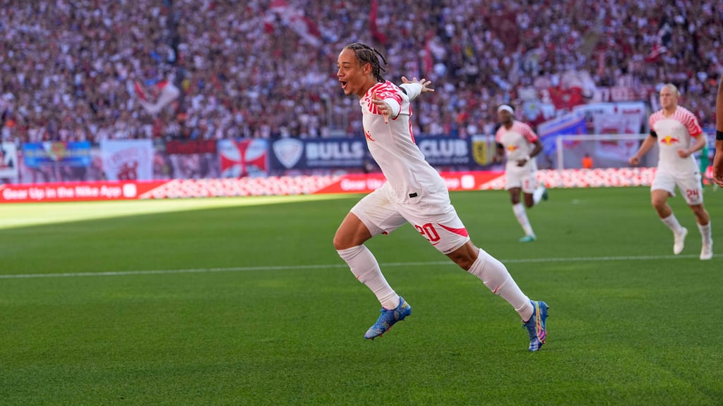 Xavi Simons bejubelt sein Tor gegen Augsbur.