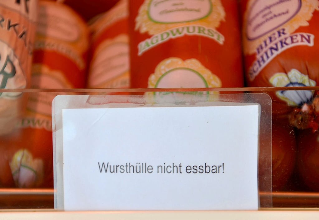 Damit sich der Verbraucher ja nicht verschluckt! Das Warnschild in der Auslage eines Fleischerei-Wagens auf dem Staßfurter Wochenmarkt hat eine Volksstimme-Leserin verärgert. Dabei hat der Hinweis einen ernsten Hintergrund.