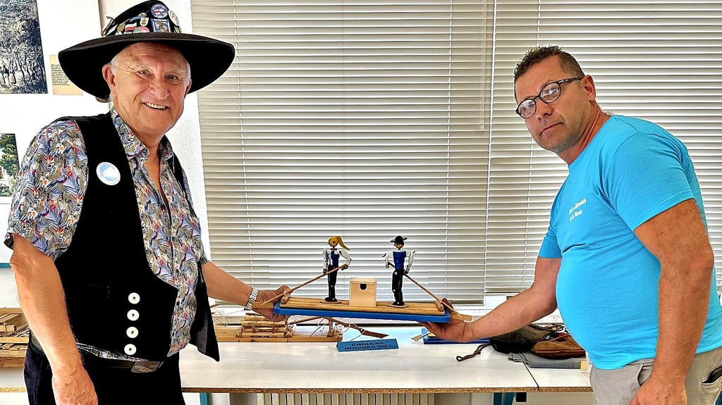Dr. Frank Thiel, Präsident der Internationalen Flößervereinigung (l.) platziert das Floßmodell aus Neuenhofe im italienischen Museum.