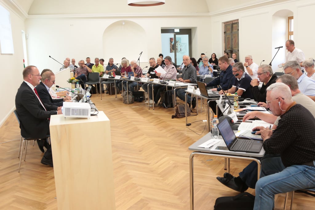 Erste Sitzung im Goldenen Saal: Relativ eng ist es dort und die Sitzordnung erinnert an die Bundestages: Rechts vom Rednerpult ausgesehen sitzt die AfD, links die Linke.