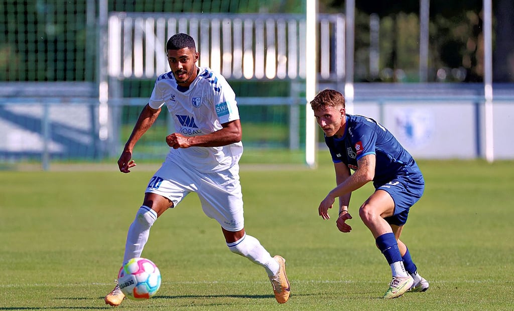Ein Bild mit Symbolcharakter: Tarek Chahed (links) und seine Mitspieler vom FCM II waren dem Gegner oft einen Schritt voraus.