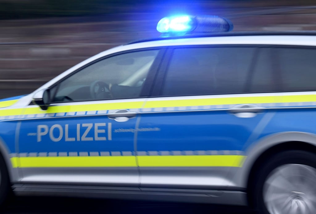 Symbolbild - Ein 19-Jähriger ist bei einem Unfall auf einem landwirtschaftlichen in Richtung Sylda schwer verletzt worden.