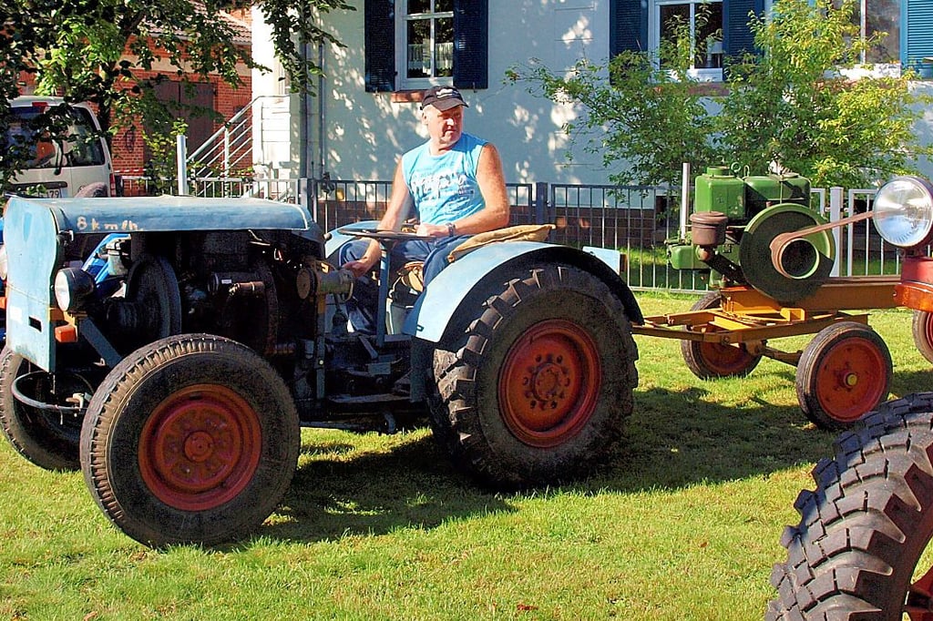 Christian Born aus Gagel fuhr mit seinem Trecker Marke Eigenbau vor und bereicherte die Ausstellung alter Landwirtschaftstechnik.