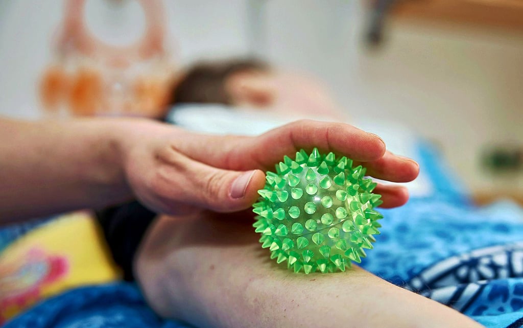 Eine Pflegekraft stimuliert eine Bewohnerin mit einem Igelball. Solche Reize sind unerlässlich dafür, wieder gesund zu werden, ist sich Helke Werner sicher.