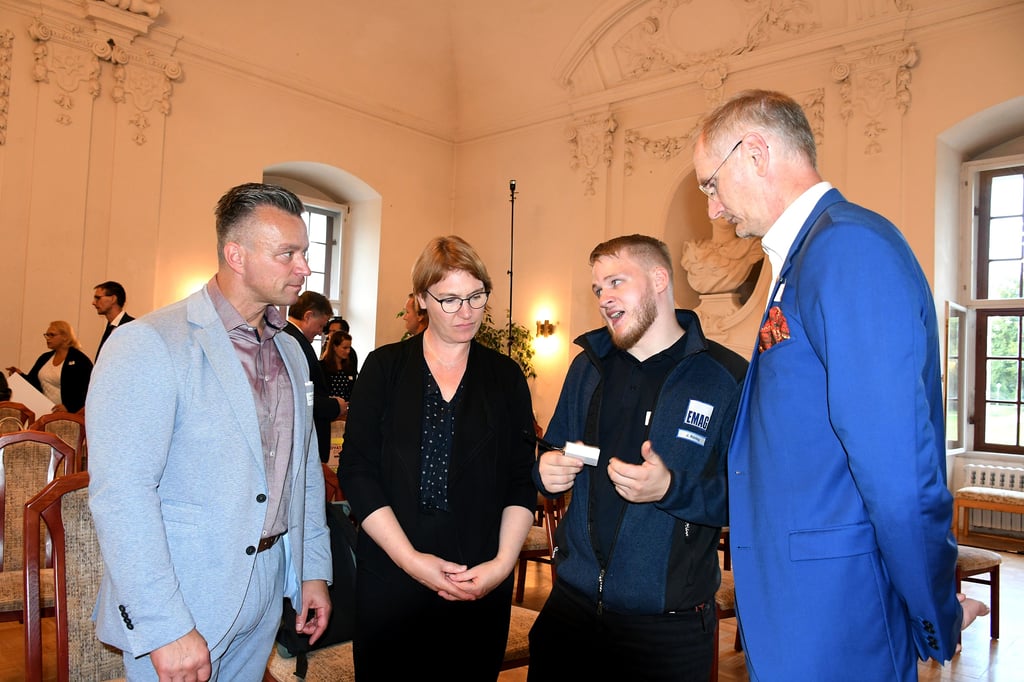 Reiner-Lemoine-Innovationspreis in Zerbst verliehen: Johannes Röring (2.v.r.) von der Emag Zerbst Maschinenfabrik stellt Landrat Andy Grabner, Wirtschaftsstaatssekretärin Stefanie Pötzsch und Bürgermeister Andreas Dittmann (v.l.) seinen eingereichten Beitrag vor. Es geht um Einsparung von Energie und damit von CO2.