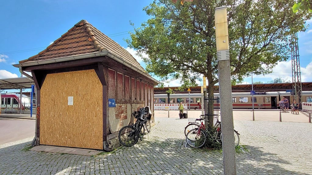 Das Tunnelhäuschen auf dem Hauptbahnhof Stendal soll gerettet werde. Ein Verein will es zum Sachsen-Anhalt-Tag 2024 in neuem Glanz erstrahlen lassen. Stadträte wollen es im Einvernehmen mit dem Eigentümer Deutsche Bahn abreißen. Die Zeit rennt.