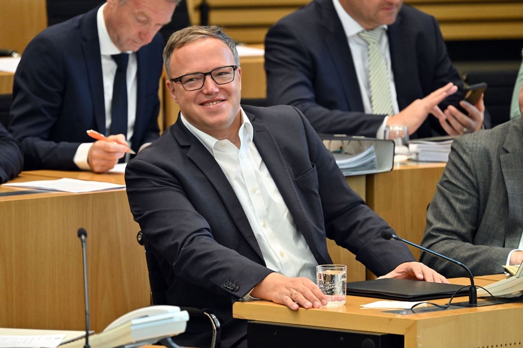Mario Voigt (CDU), Fraktionsvorsitzender, sitzt im Plenarsaal des Thüringer Landtag.