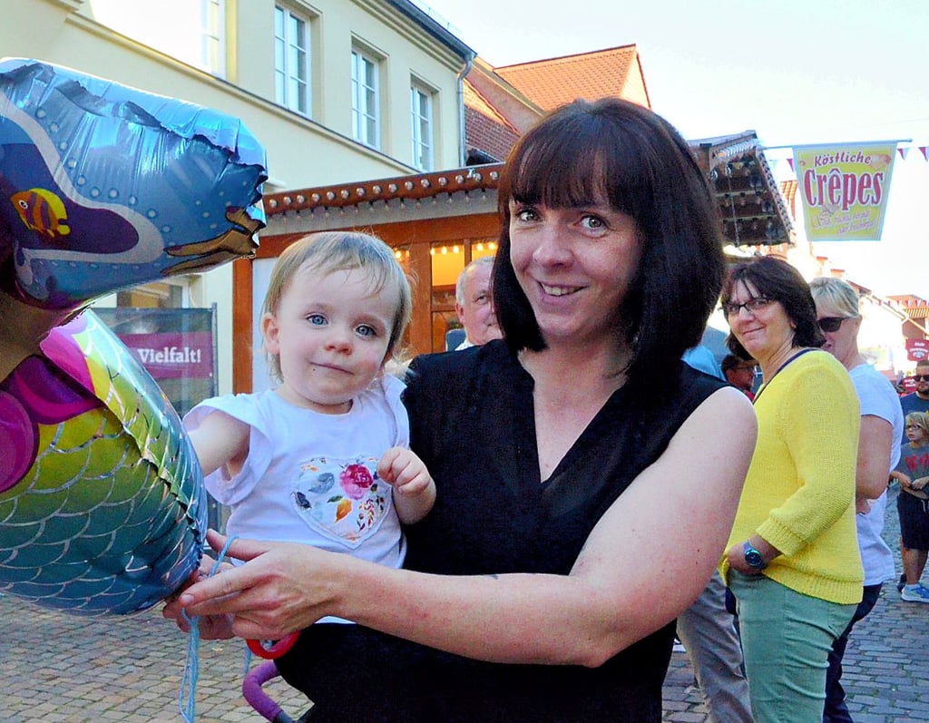 Einen Arielle-Luftballon hatte sich Töchterchen Amelie ausgesucht. Und wenn sie strahlt, strahlt Mama Ines Palm natürlich auch.