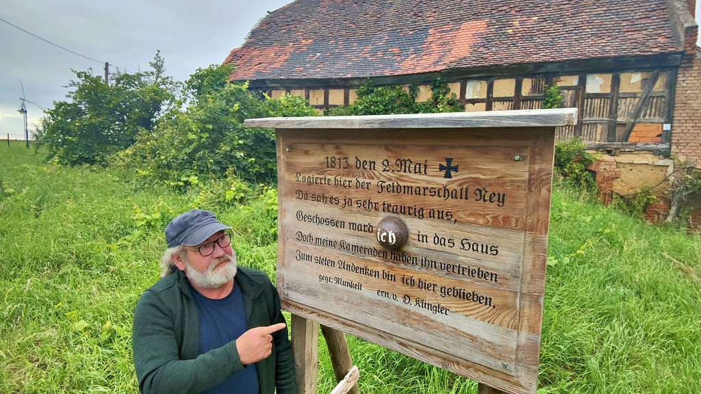 Peter Mechler vom Marschall-Ney-Haus steht an der von Anwohnern aufgestellten Tafel vor dem Stall in Kaja, die nach historischem Vorbild in Reimform auf den französischen Feldherren Michel Ney aufmerksam macht.