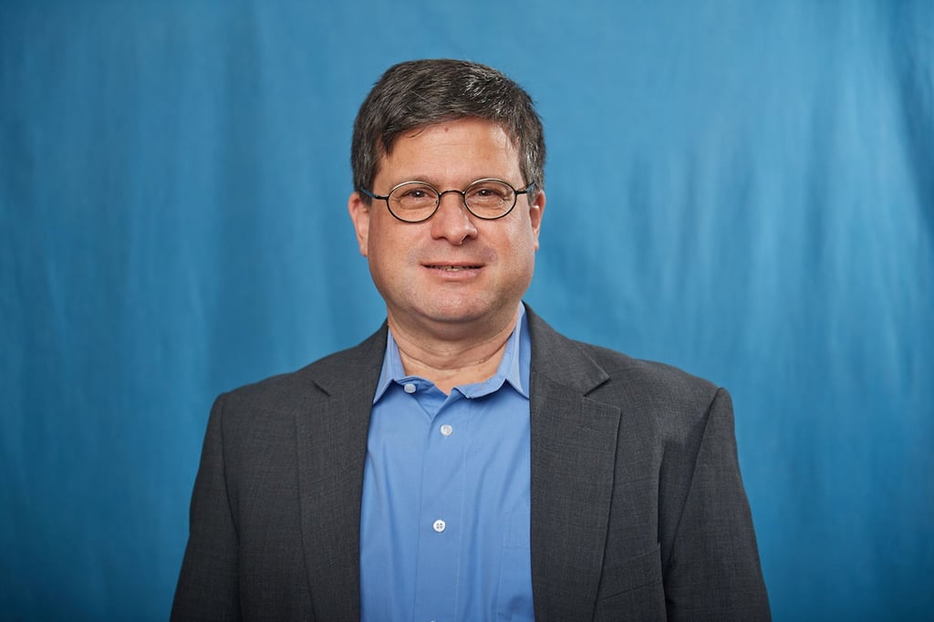 Gideon Botsch, Politikwissenschaftler, schaut in die Kamera.