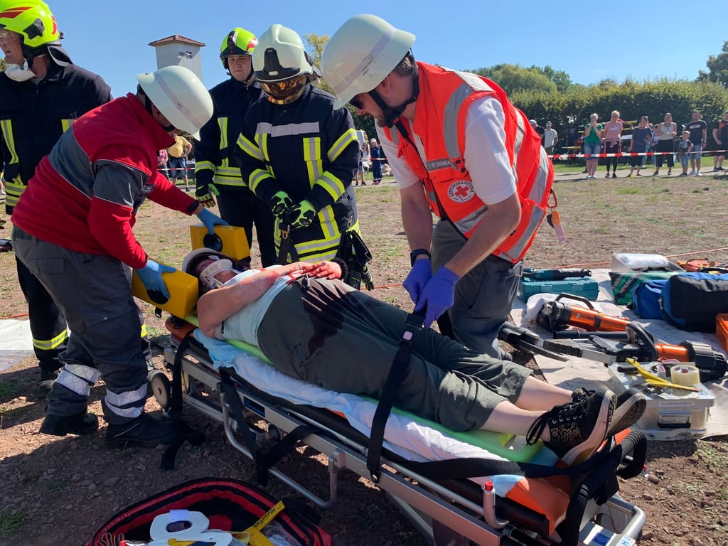 Sanitäter des DRK Köthen und Kameraden der Freiwilligen Feuerwehr Weißandt-Gölzau demonstrieren die Rettung von Verletzten nach einem Verkehrsunfall.