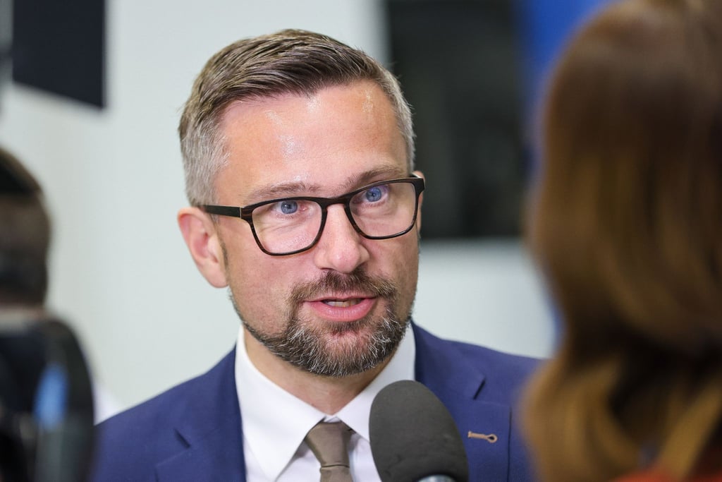 Sachsens Wirtschafts- und Arbeitsminister Martin Dulig spricht mit einer Journalistin.