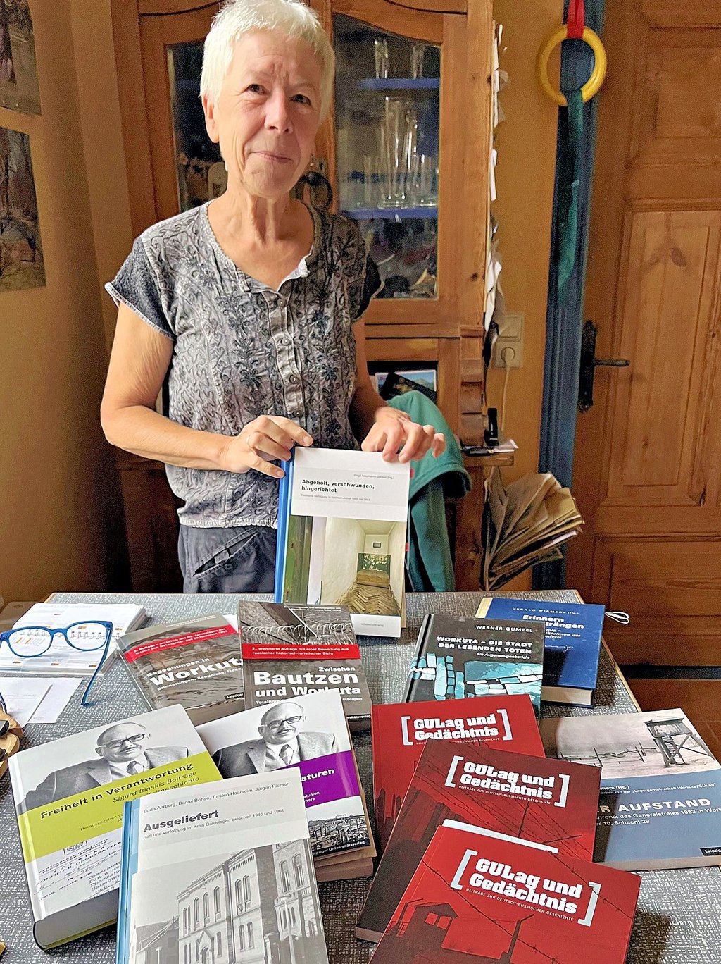 Theologin und Autorin Edda Ahrberg beschäftigt sich seit vielen Jahren mit der Aufarbeitung von Menschenrechtsverletzungen in der SED-Diktatur und hat an einigen Dokumentationen zu Strafarbeitslagern mitgearbeitet, darunter der Almanach „GULag und Gedächtnis“ in rot.