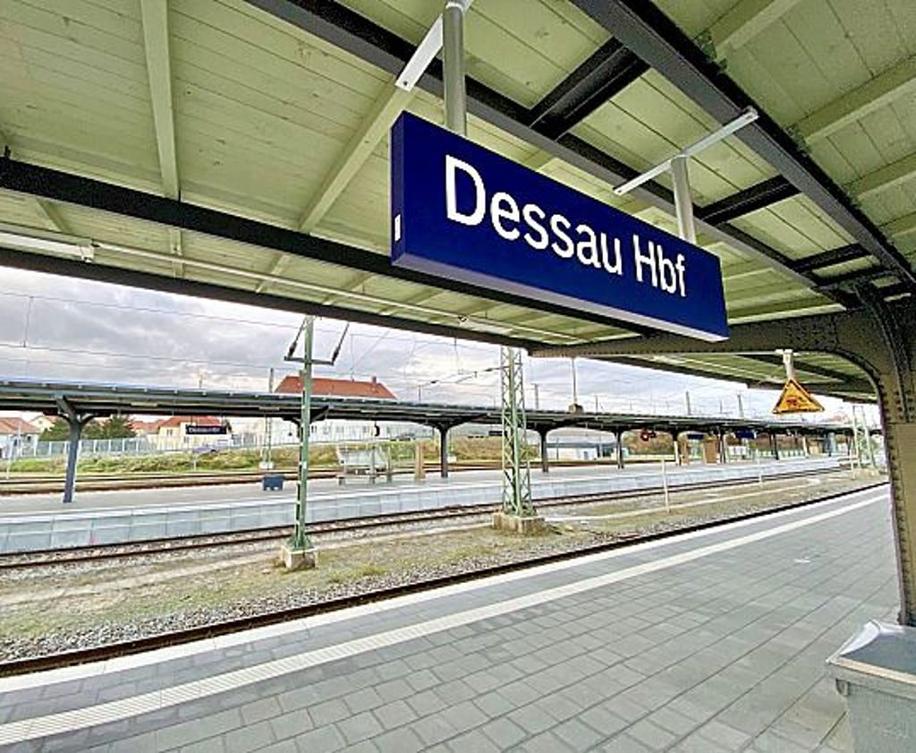 Der Mann randalierte im Zug und am Hauptbahnhof Dessau.