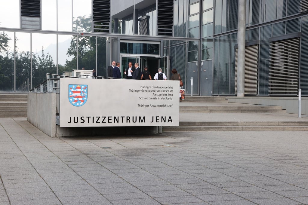 Der Eingang des Justizzentrums Jena mit dem Oberlandesgericht.