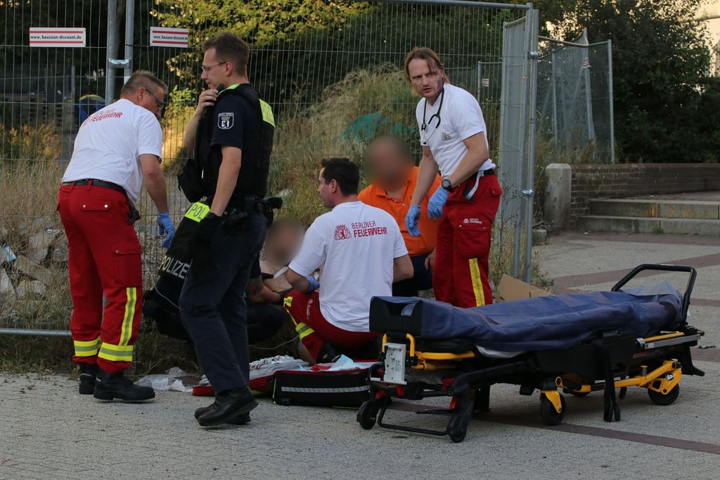 Retter helfen einer verletzten Person.