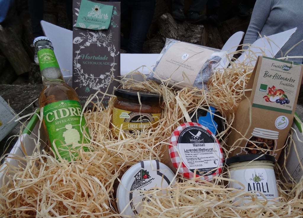 Blick in eine Altmarkkiste, gefüllt mit regionalen Produkten. Einige davon werden auf der Grünen Woche inBberlin präsentiert.
