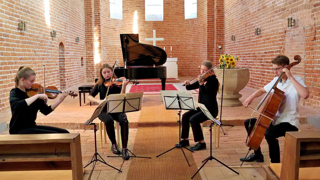 So wie sich das Quartett im Wettbewerb vorstellte, waren die jungen Leute der Kreismusikschule vom Altmarkkreis Salzwedel beim Konzert zu hören – Maria Dossin (Violine), Yuliana Leichenko (Violine), Henrike Glembocki (Viola), Carlos Elfert (Cello) (von links).