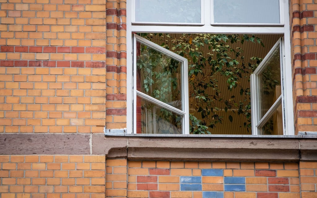 Ein Fenster einer an einer Schule ist geöffnet.