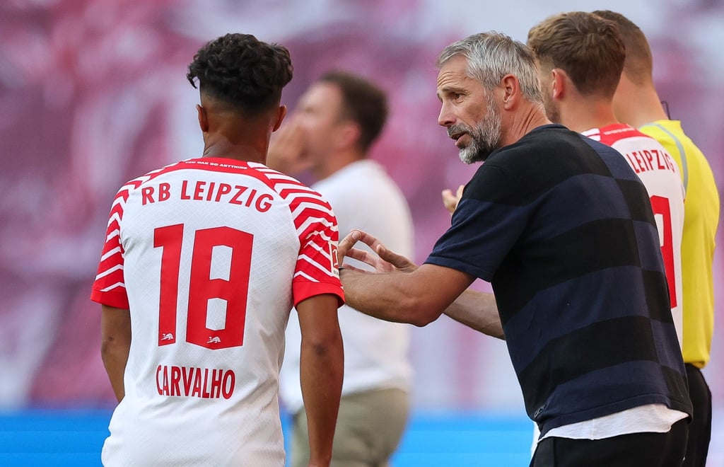 Leipzigs Trainer Marco Rose spricht mit Spieler Fabio Carvalho.