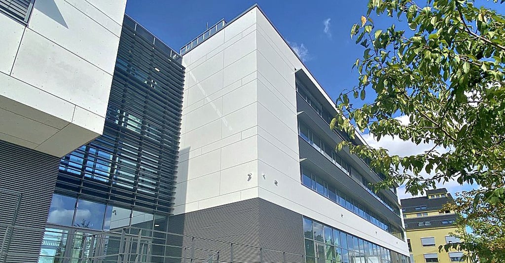 Blick auf den neuen Anbau des IFF Fraunhofer-Instituts Magdeburg am Wissenschaftshafen. 