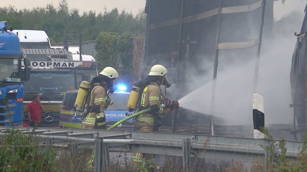 Auf der Autobahn A2 ist es bei Helmstedt zu einem tödlichen Unfall zwischen zwei Lkw gekommen. Die Laster, beladen mit Akkus und Apfelsaft, brannten aus. Foto: