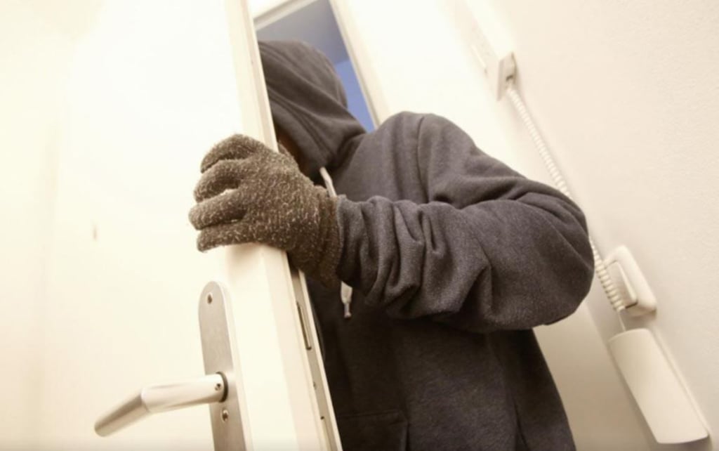 Drei maskierte und schwarz gekleidete Räuber haben eine Seniorin in ihrer Wohnung in Schönebeck mit einer Pistole bedroht und Bargeld und Unterhaltungselektronik gestohlen. Symbolbild: