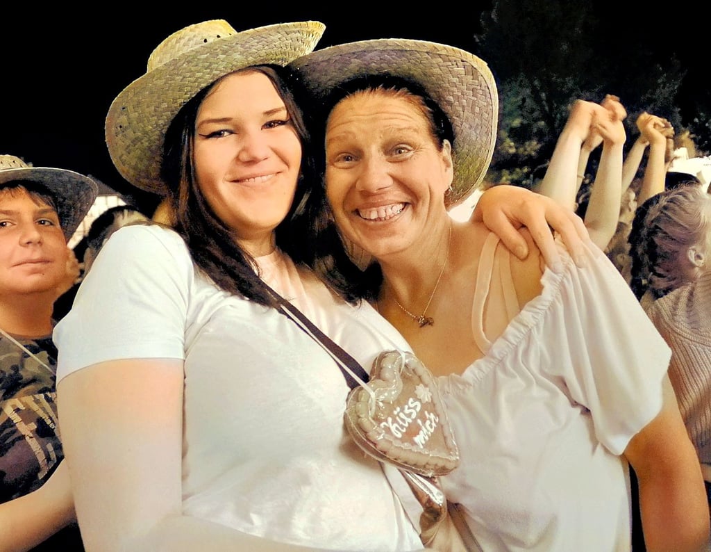 Gut gelaunt: Celina (links) und Diana Schulz vor der Radio-Brocken-Bühne auf dem Holzmarkt mit schickem Strohhut, einem Werbegeschenk von Moderator Mark Angerstein.