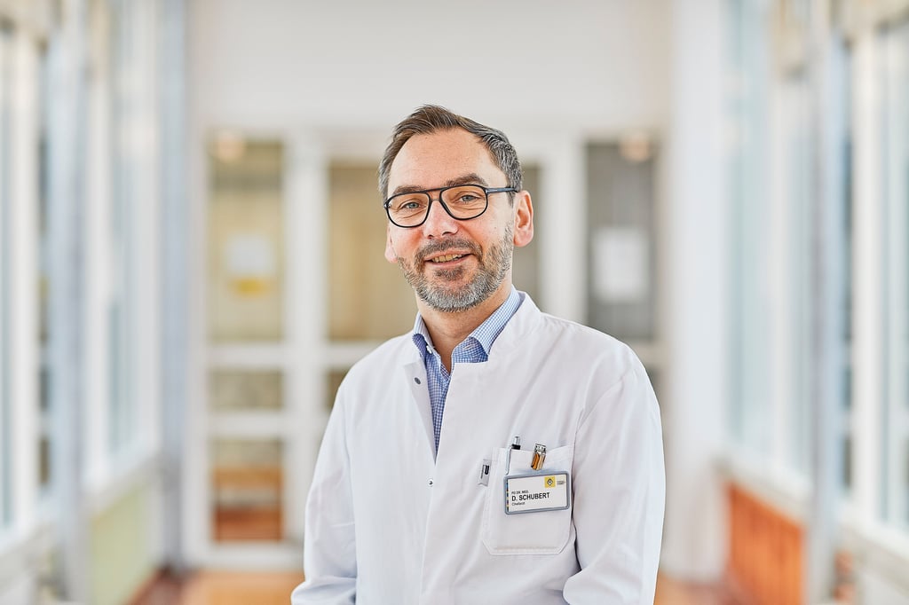 PD Dr. Daniel Schubert nimmt im Adipositaszentrum in Halle chirurgische Eingriffe, wie Magenverkleinerungen, an stark übergewichtigen Patienten vor.
