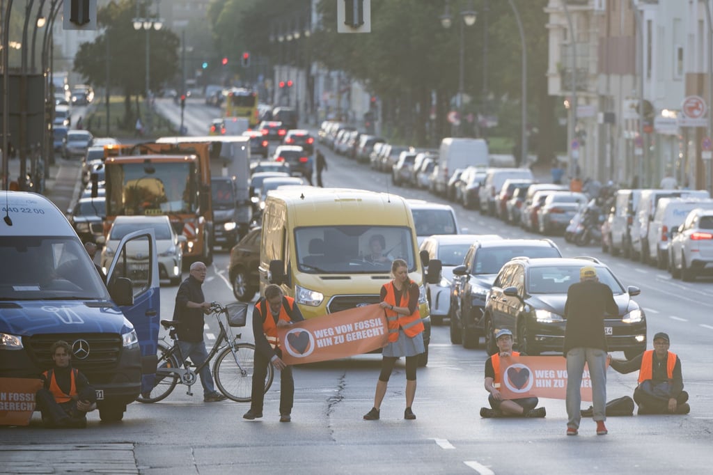 Aktivisten der Klimaschutzgruppe Letzte Generation blockieren den Spandauer Damm in Berlin.
