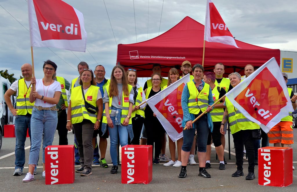 Mitgliederder Gewerkschaft ver.di streiken am Montag vor dem Zentrallager des Einzelhändlers Edeka im Gewerbegebiet Sülzetal/Osterweddingen.