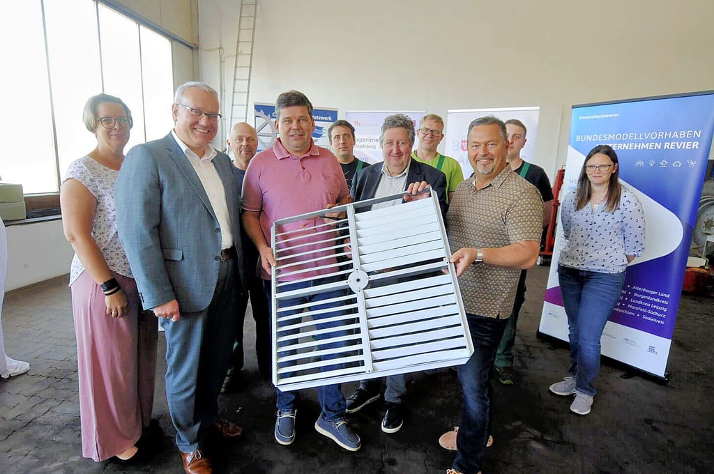 Firmenchef Raik Hesse (4.v.l.) und Vordenker Frank Gnisa mit einem Prototypen. Landrat Götz Ulrich (2.v.l.) übergab zudem einen Fördermittelbescheid.