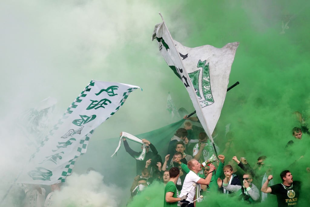 Die Wolfsburger Fans zünden vor dem Anpfiff Pyrotechnik und Rauchbomben.
