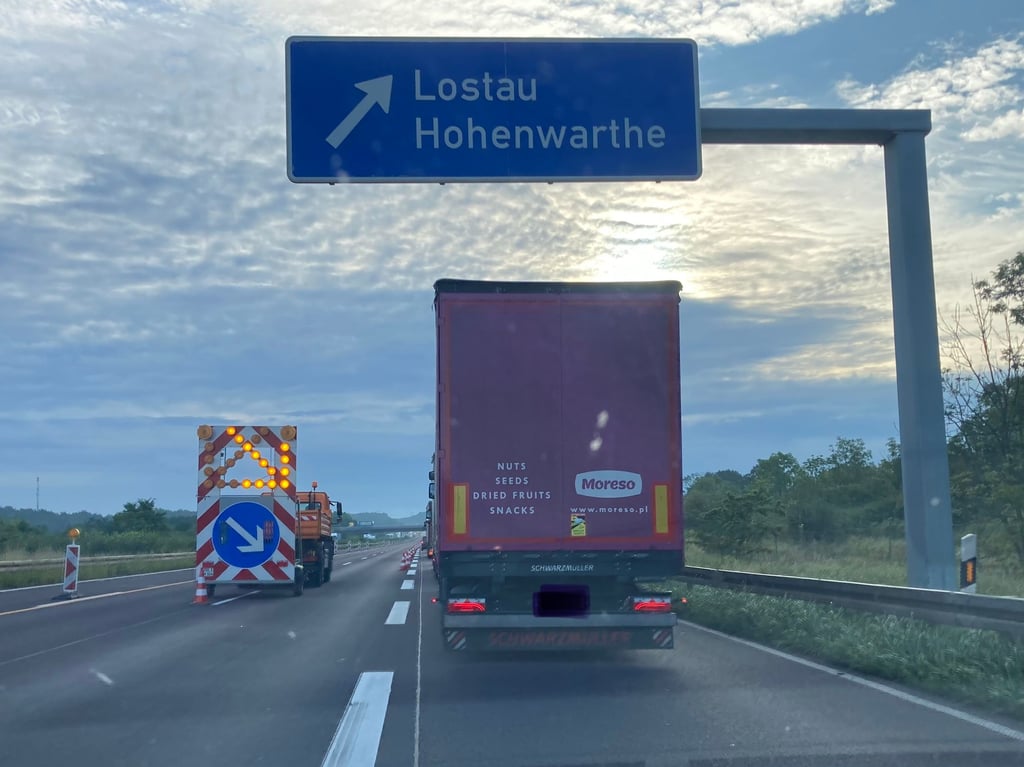 Fahrbahnmarkierungen sollen in den nächsten Tagen jeweils nachts auf der Autobahn zwsichen Lostau und Magdeurg in Richtung Hannover aufgebracht werden. Vorsicht ist geboten. Der Startschuss fällt am 18. September 2023 gegen circa 21 Uhr. Hier ein Bild von dem betroffenen Abschnitt von einer früheren Einschränkung.