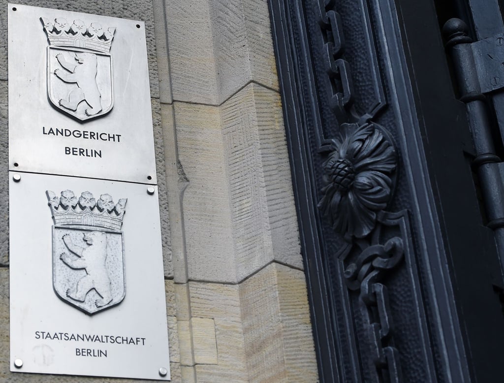 Schilder an der Fassade des Kriminalgerichts Moabit weisen die Staatsanwaltschaft Berlin und das Landgericht Berlin aus.