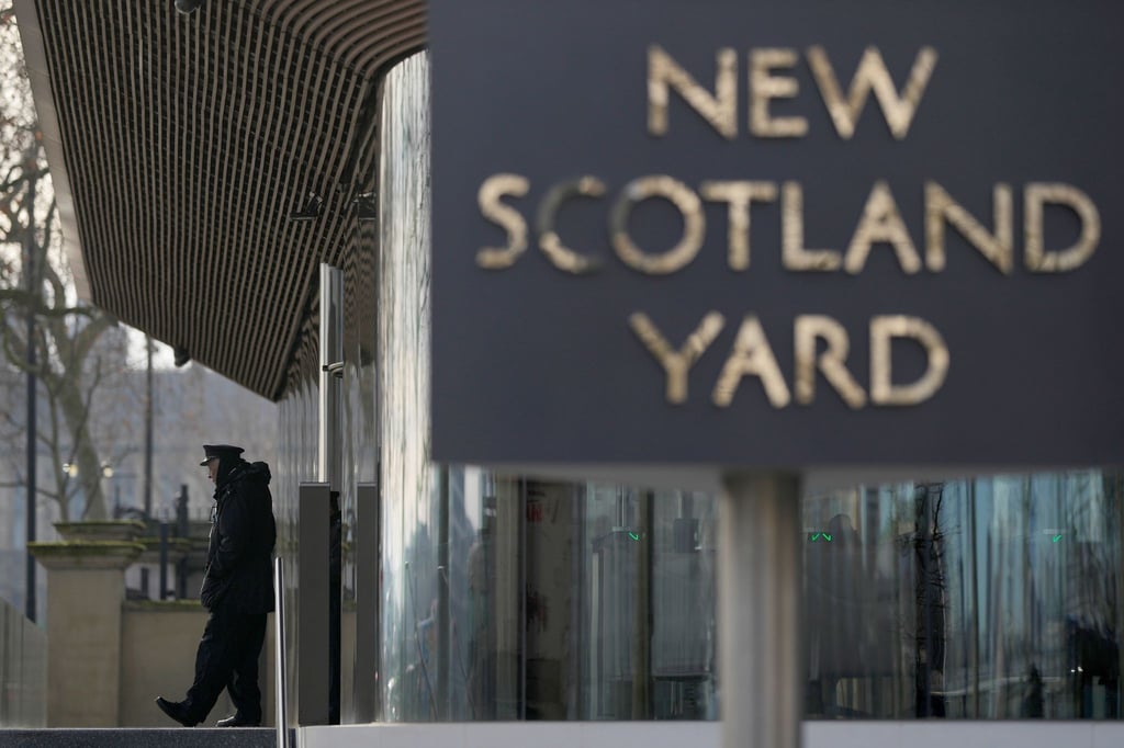 Der Schriftzug „New Scotland Yard“ steht vor dem Hauptquartier der Metropolitan Police (MPS) in London.