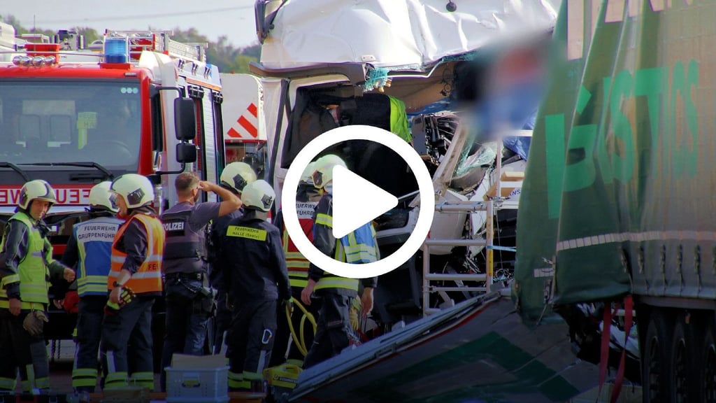 Unfall auf der A14 bei HalleDer Fahrer des weißen Lkw konnte nur noch tot aus dem völlig zertrümmerten Führerhaus geborgen werden.