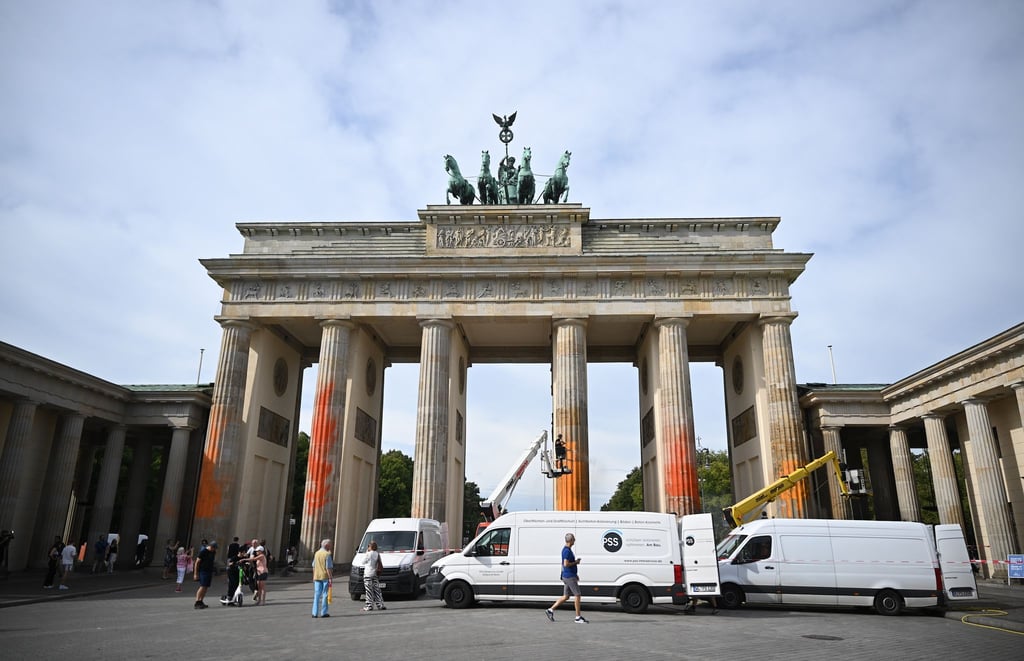 Die Letzte Generation teilte mit, der Farbanschlag sei als Protestaktion zu sehen und „Teil des sogenannten Wendepunkts“.