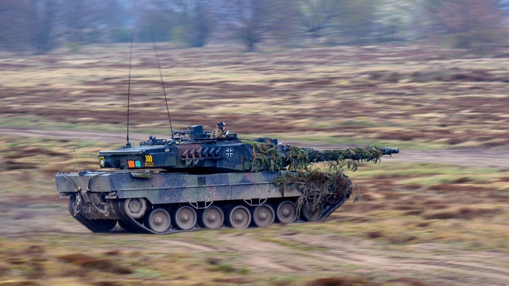 Ein Panzer bei einer Übung auf dem Gefechtsübungszentrum des Heeres bei Letzlingen.