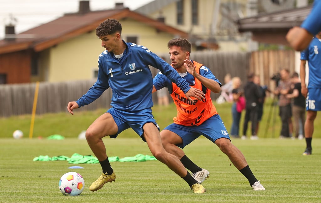 Arbeitet an seiner Rückkehr in den FCM Kader: Daniel Elfadli (l.), hier im Training mit Ahmet Arslan.
