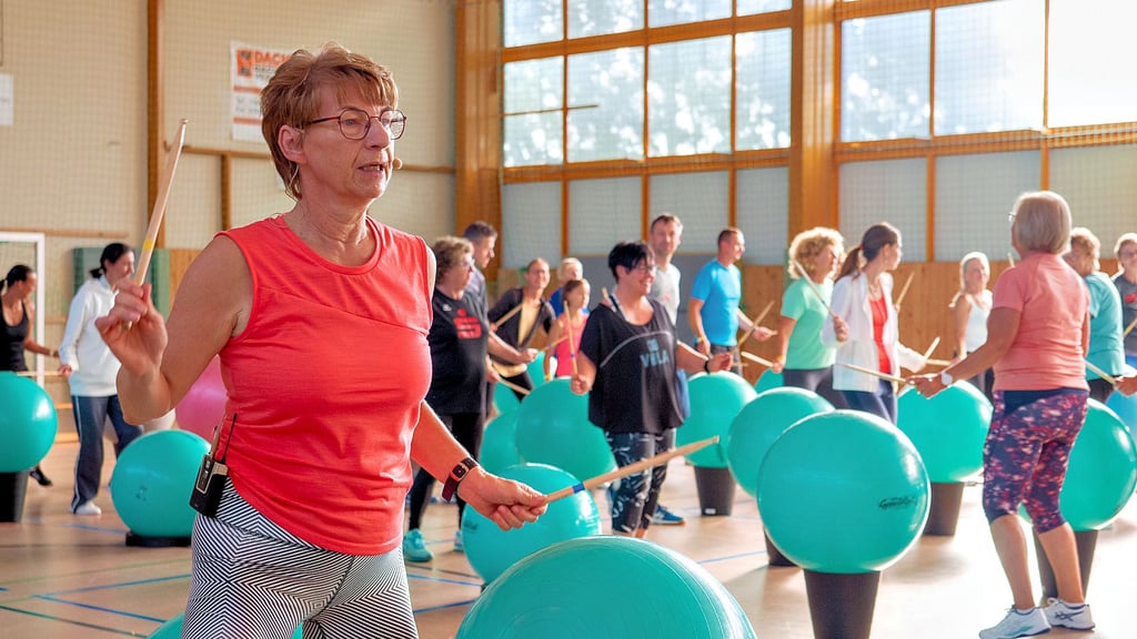 Dorothea Schippan voll in ihrem Element. Hier leitet sie 40 Teilnehmer beim Fitnesstag zu Drums-Alive an.