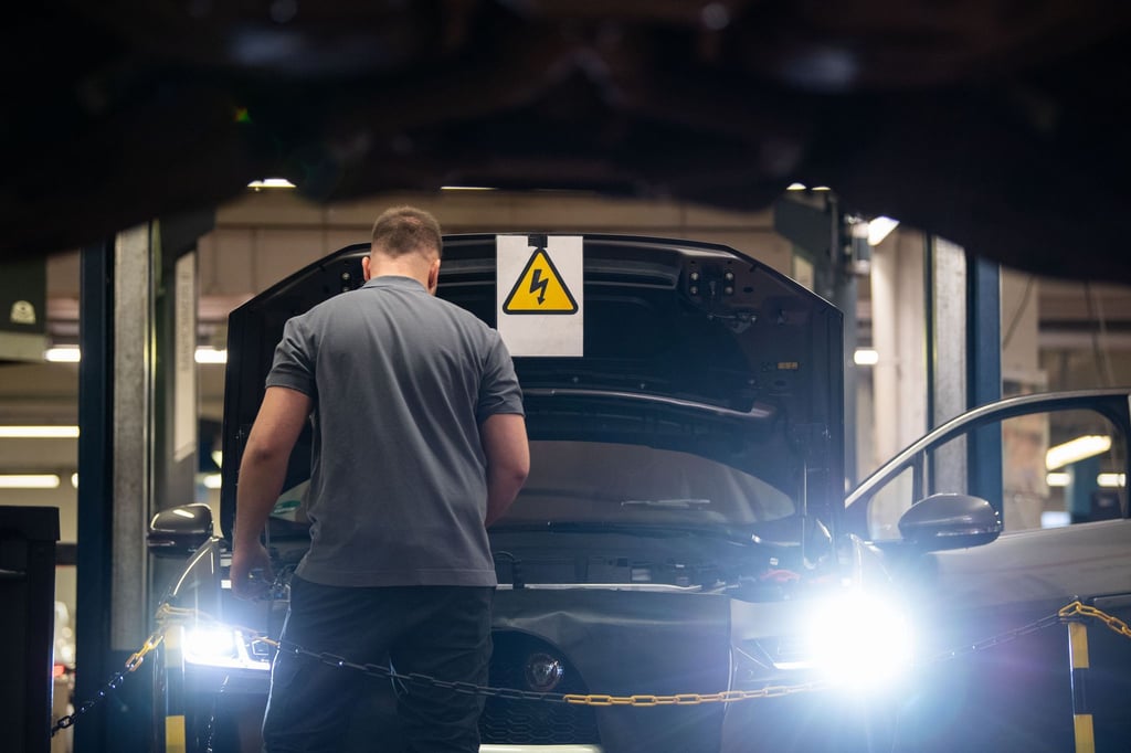 Aktuelle E-Fahrzeuge sind bei Unfällen genauso sicher wie herkömmliche Autos. Dennoch ist eine regelmäßige Wartung und die Überprüfung des Unterbodens durch eine Fachwerkstatt wichtig.
