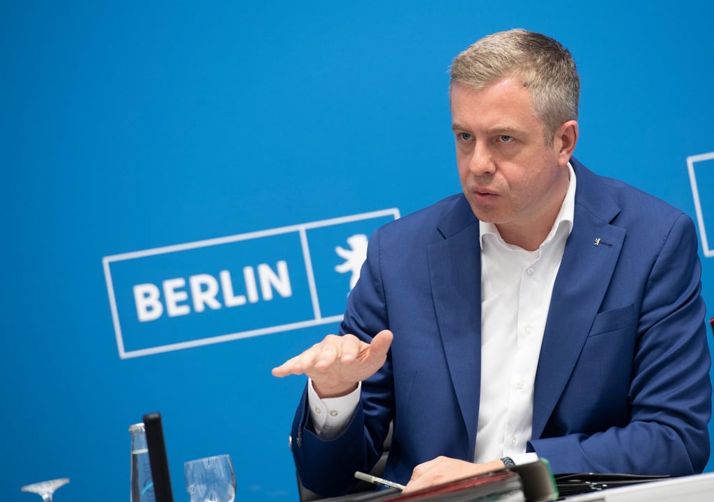 Finanzsenator Stefan Evers (CDU) spricht zu Journalisten.