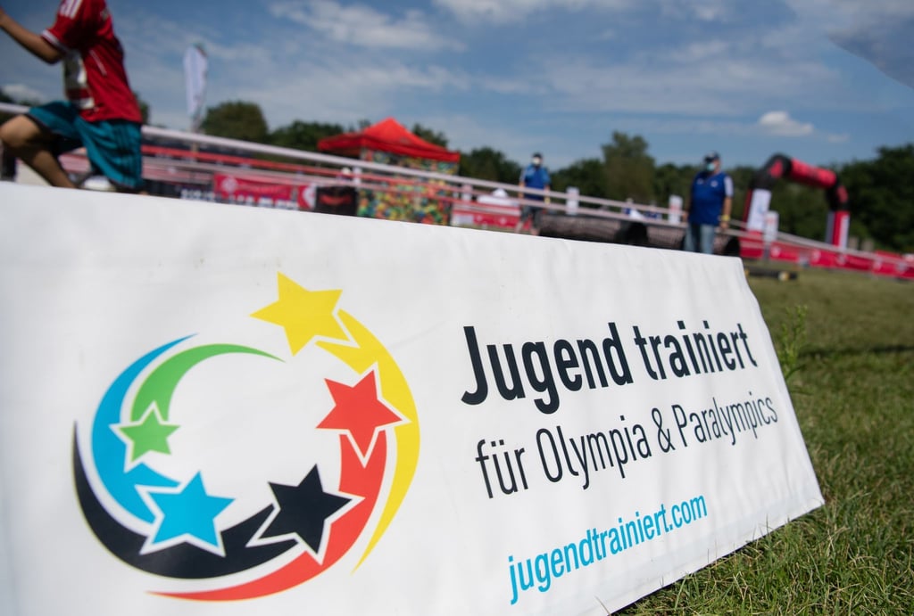 Ein Aufsteller der Veranstaltung vor dem Olympiastadion 2021.