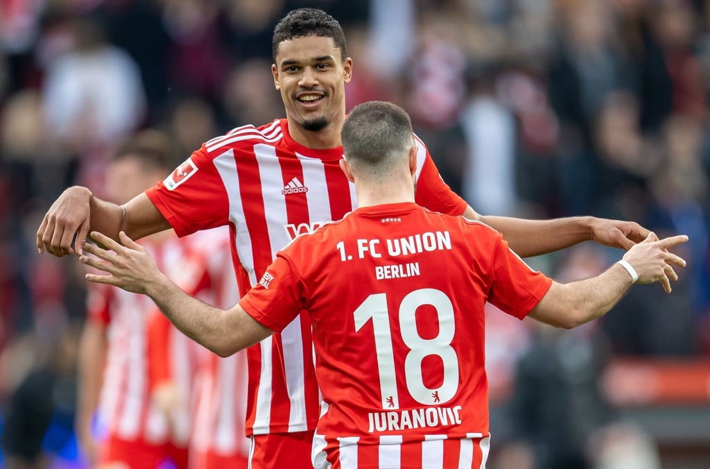 Unions Spieler Danilho Doekhi (l) und Josip Juranovic umarmen sich nach dem Sieg.