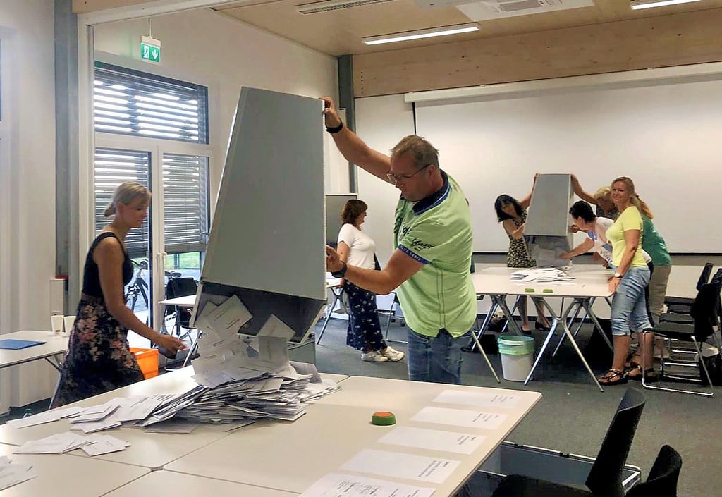 Im Briefwahllokal in der Agora-Akademie in Pouch mussten mehr als 1.500 Stimmzettel ausgezählt werden. Der Sieger stand schnell fest.